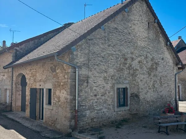 Maison de plain-pied rénovée, 60 m², garage, jardin - La Chailleuse