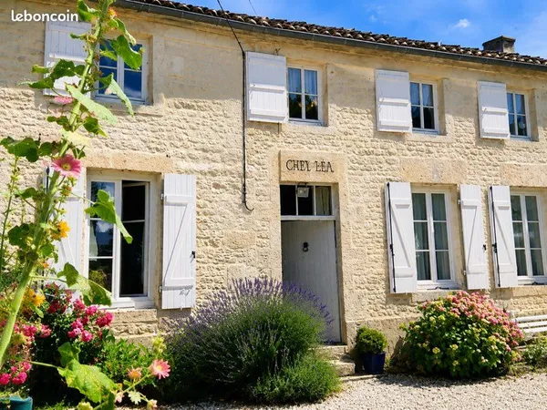 Maison charentaise, garage + dépendance - beau potentiel