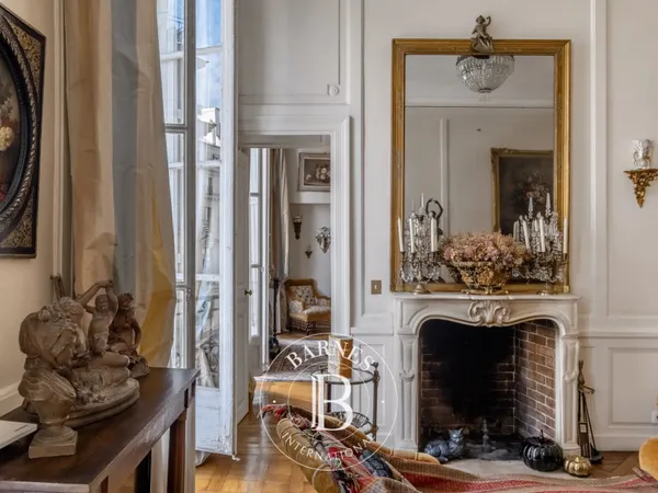 Paris 7 - Place du Palais Bourbon - 2ème étage (Noble) - 93 m² - Immeuble XVIIIème