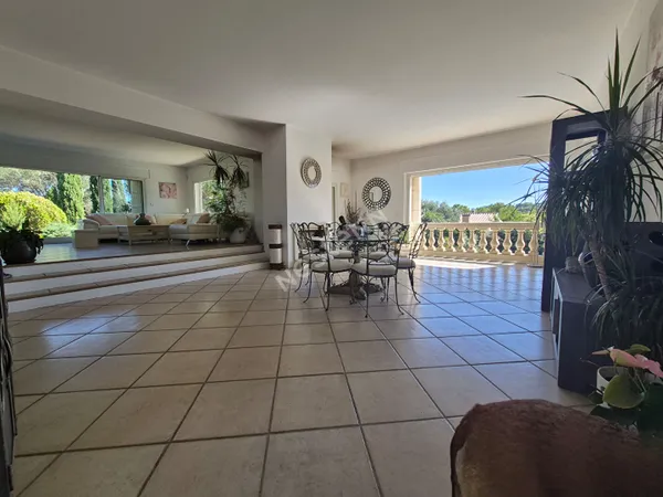 Maison d'Exception à Vendre à La Seyne-sur-Mer - Un Havre de Paix et de Luxe