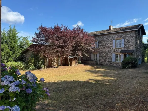 Propriété en pierre avec dépendances