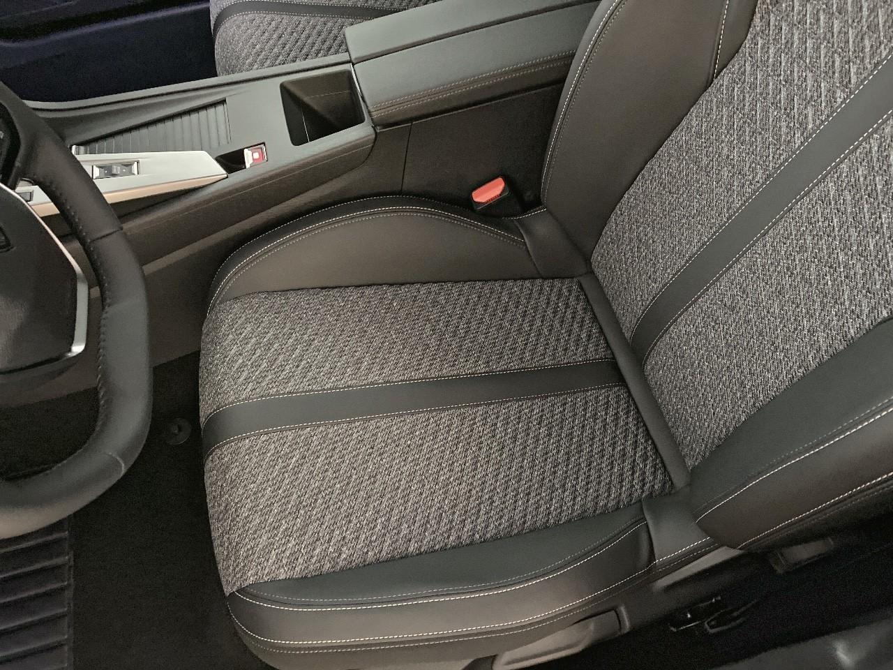 Peugeot 308 hybrid 145 e-dcs6 allure — photo 9