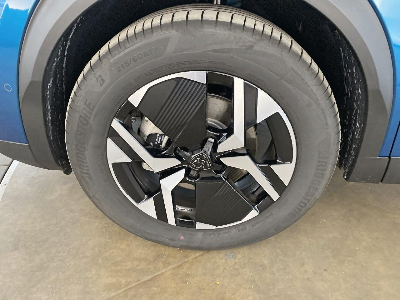 Peugeot 2008 hybrid 145 ch e-dcs6 allure — photo 11