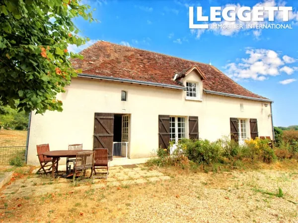 Propriété allongée comprenant 3 à 4 chambres. Vue sur la vallée de la Gartempe.