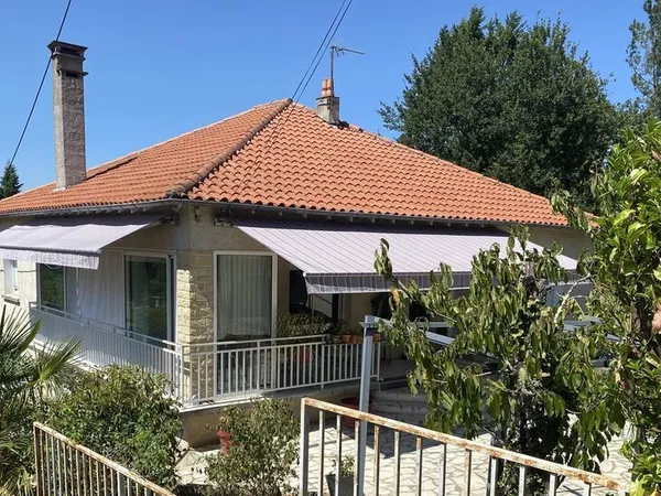 Immeuble de rapport/ maison divisé en 2 appartement + Studio