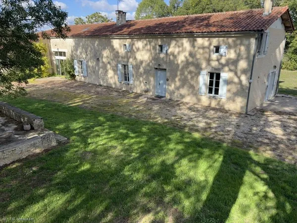 Belle Maison en Pierre avec 4 Chambres et Beau Parc Arboré