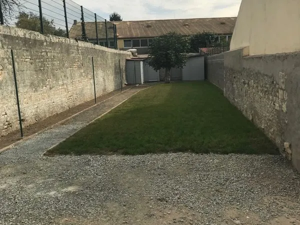 CENTRE VILLE Niort : MAISON AVEC JARDIN ET COUR PRIVEE
