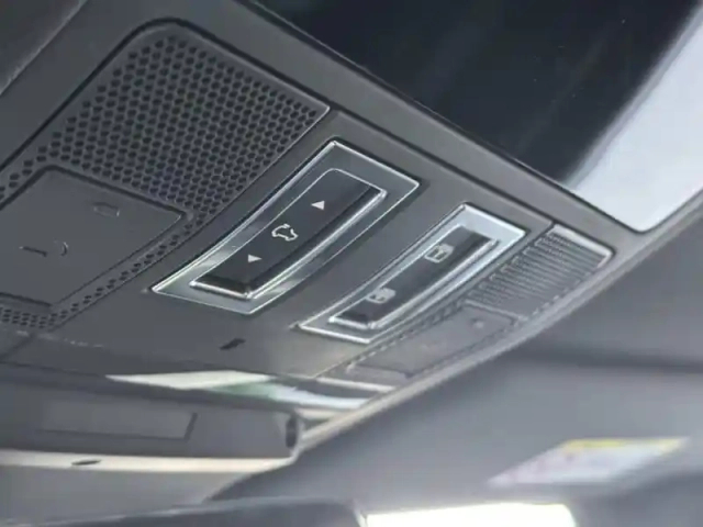 Land Rover Defender 110 2.0 p300e phev x-dynamic se — photo 21