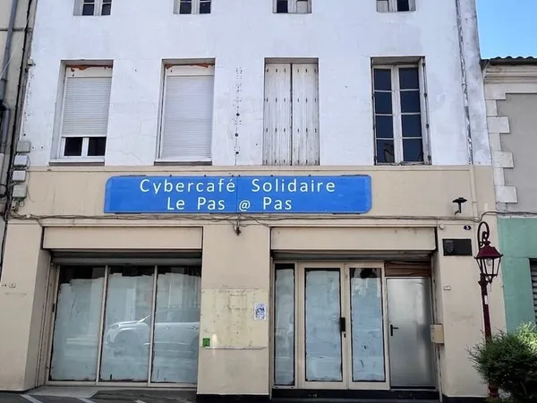 Grand immeuble à rénover offrant beaucoup de possibilités commerciales ou d'habitation