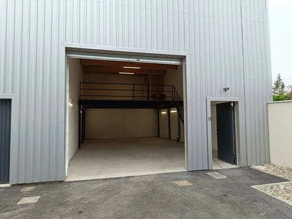 Entrepôt 79 m²