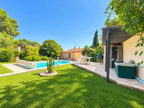 A vendre villa 6 pièces, 5 chambres à Boulouris avec piscine