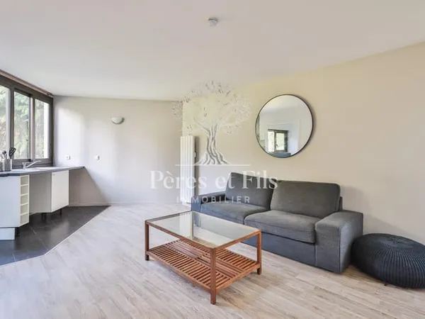 Appartement traversant, au calme et lumineux, en bon état - Quartier Poincaré