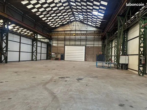 Loue 2000 m² de hall + bureaux 150 m²