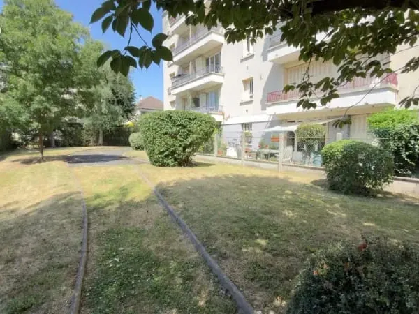 Rez de jardin f4 -- 77 m², cave et parking au coeur du centre de neuilly plaisance (2 mn a pied)