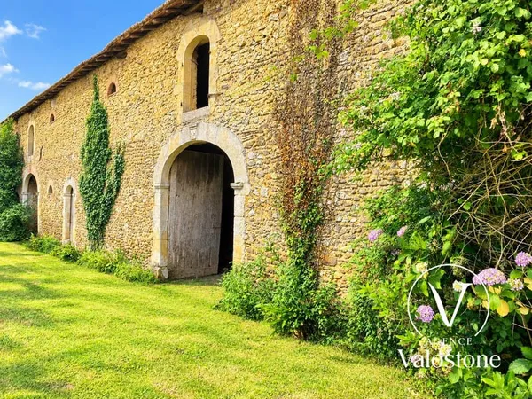 Ancien corps de ferme avec terres agricoles