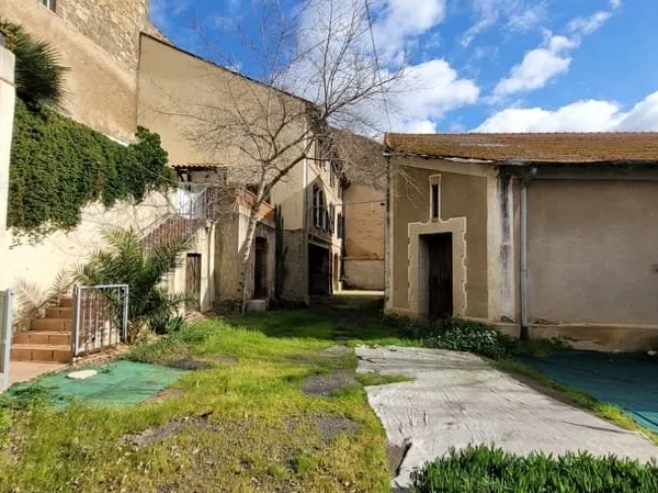 Ancien Domaine de 150 M2 habitables et grange viticole de 250 m2 sur un terrain de 980 m2.