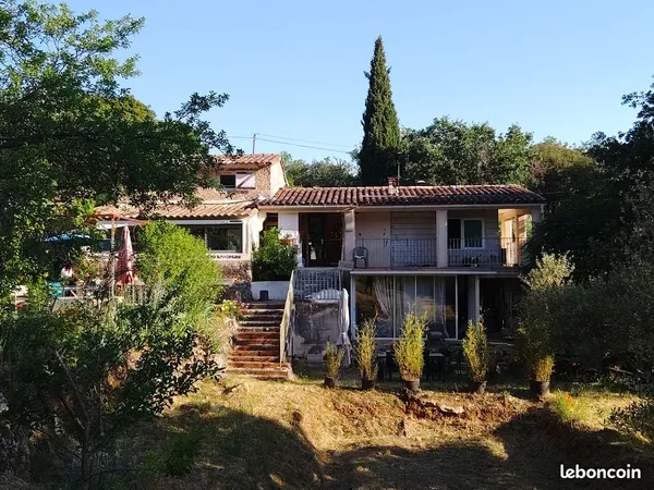 Maison autonome en site isolé