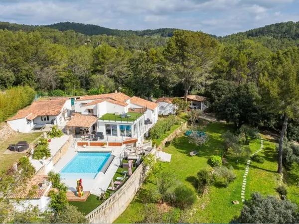 Maison de 7 pièces – 250 m² + 150m² de dépendances