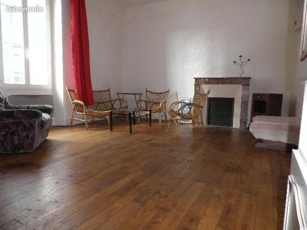 T2 , 50 m², 100 m place Napoléon, très clair, 1er étage