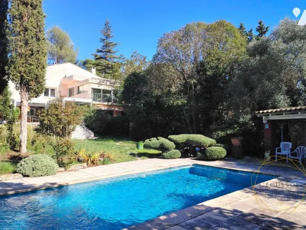 Maison 6 pièces 240 m²