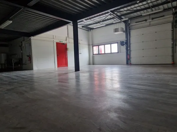 Location BATIMENT BUREAUX + STOKAGE + PARKING clos