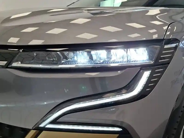 Renault Megane e-tech ev60 220 ch super charge — photo 37