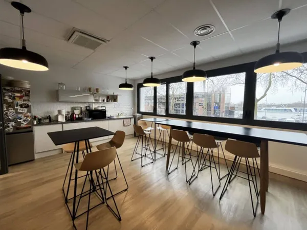 Bureau 627 m²