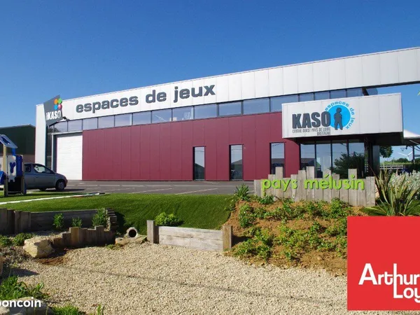 BUREAUX 500 m² LUSIGNAN