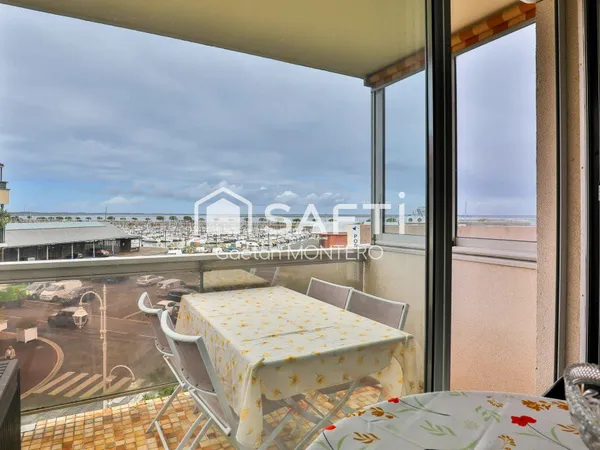 À vendre à Arcachon, appartement studio avec vue sur le bassin.