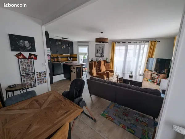 Grand appartement familial de 80 m² - 2 chambres, possibilité 3 - Grande pièce de vie, balcon et par