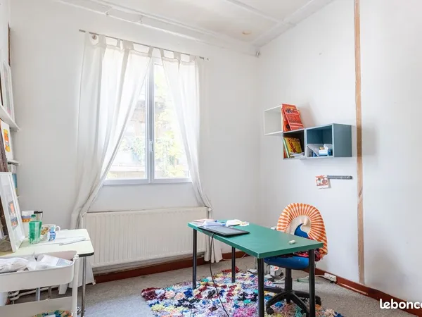Location de bureaux et d'ateliers dans une pépinière d'artistes et d'entreprises internationales à S