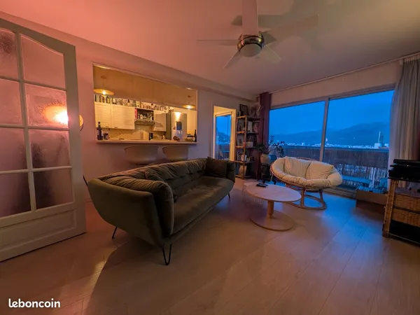 Chambre meublée de 14 m² dans un appart de 80 m² avec vue sur les massifs