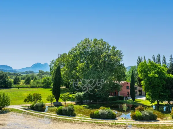 ALPILLES - Propriété de 11 hectares avec 750m2 de bâti