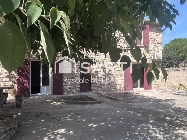 Villa en pierre 90 m², deux chambres, cour, parkings.
