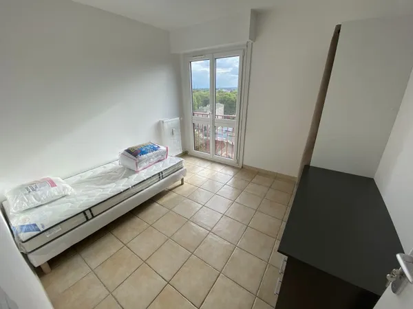Chambre meublée 524€ CC coloc, gare RER C 2 min