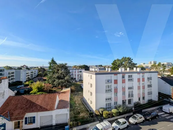 Dernier étage - T3 de 60 m² avec 2 chambres, balcon, cave et parking en sous-sol - Rue Hector Berlio