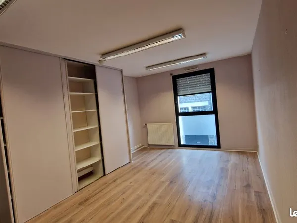 Bureau ou cabinet à louer derrière de la gare et 50m parking Robien centre-ville Saint-Brieuc