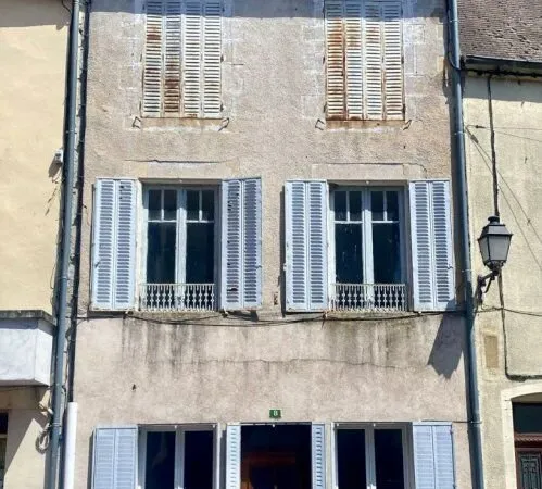 MAISON DE VILLAGE COEUR NIVERNAIS - TOUTES COMMODITES 145 m2 sur 3 niveaux - Cave et petit jardin