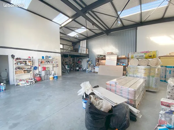 Local 167 m² PONT EVEQUE