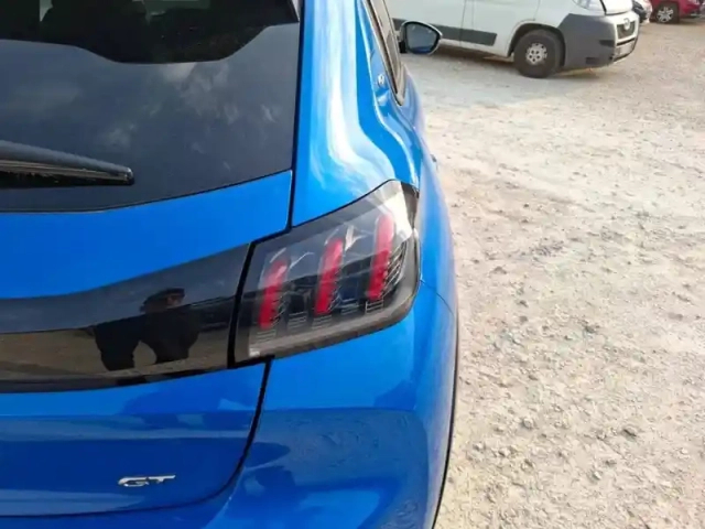Peugeot 208 puretech 100 s&amp;s eat8 — photo 17