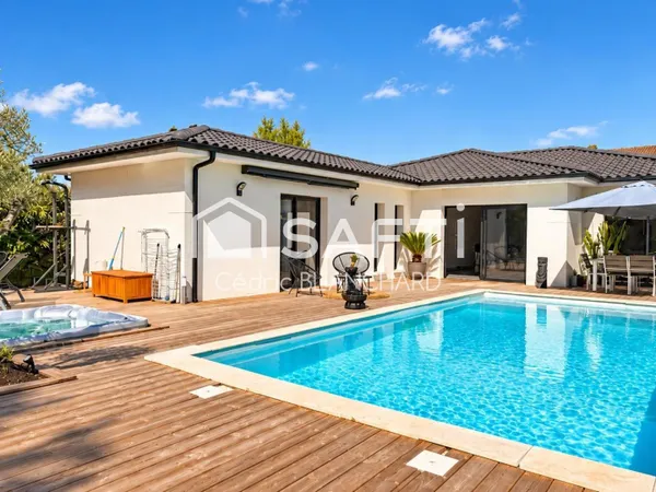 Contemporaine 4 chambres avec piscine chauffée, sauna et vue forêt