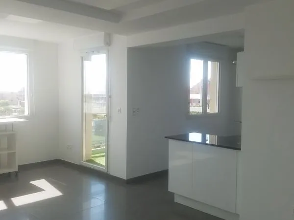 Location appartement dernier étage Port St Louis du Rhône
