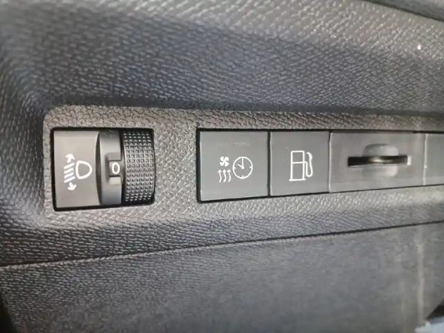 Peugeot 308 phev 180 e-eat8 — photo 15
