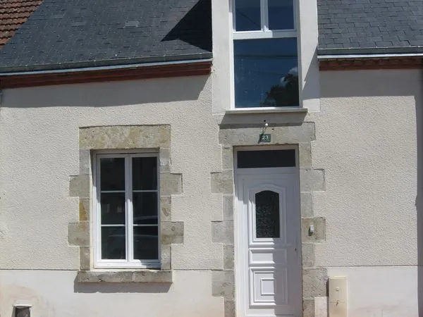 Charmante maison individuelle rénovée avec jardin- centre bourg Vienne en val