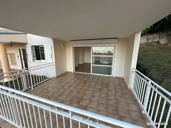 T3 non meublé 75 m² - Terrasse et parking - Fort-de-France