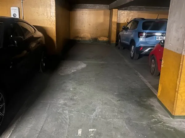 Double emplacement de parking en effilade (2 voitures) — Résidence sécurisée Clichy