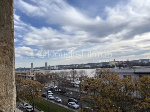 BORDEAUX CHARTRONS - Appartement dernier étage avec vue