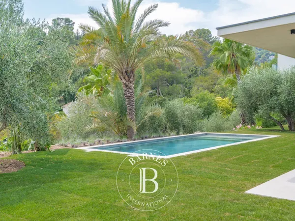 MOUGINS - VILLA CONTEMPORAINE NEUVE DANS UN DOMAINE PRIVE