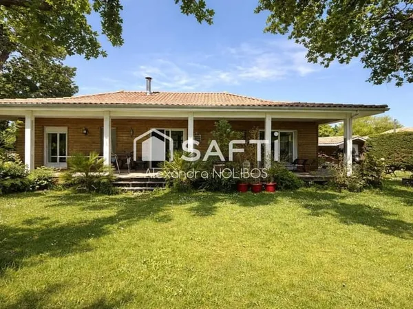 Maison familiale au calme avec un jardin arboré.