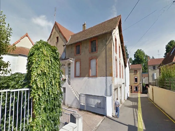 Appartement de type 3 1er étage:Proche commerces.